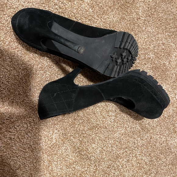 Beautiful BEBE suede heels. Worn once - Picture 2 of 4